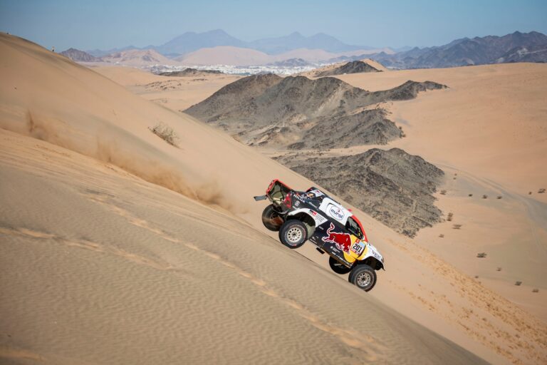 Nasser Al-Attiyah nyerte a rövid első szakaszt a Dakar Rallyn