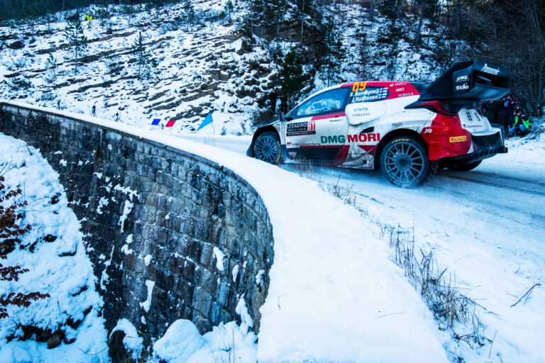 Durván szól a Toyota Rally1 a hóban – Videó