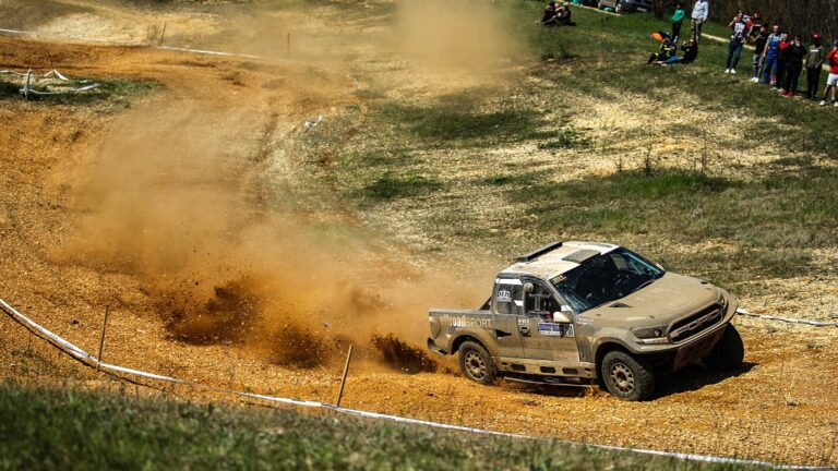 Ötvenhárom jármű a Riverside Baján