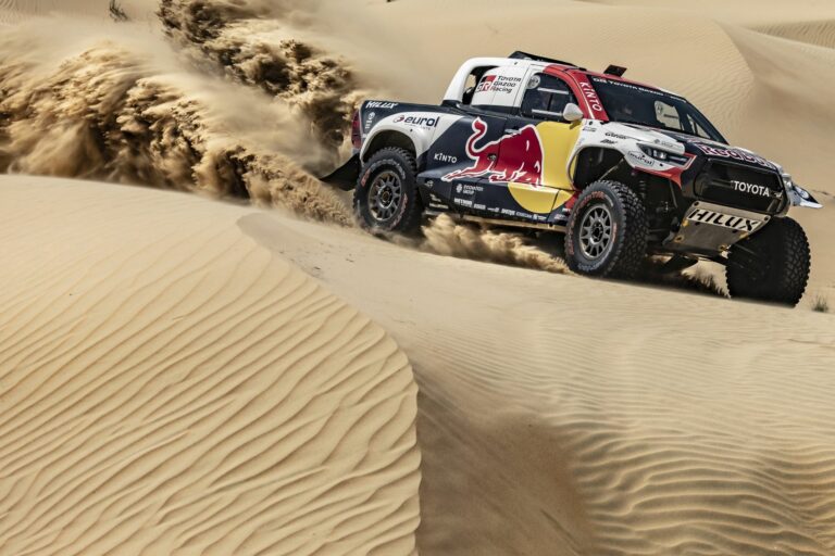 Peterhansel volt a leggyorsabb Abu Dhabiban, Loeb és Al-Attiyah bajban