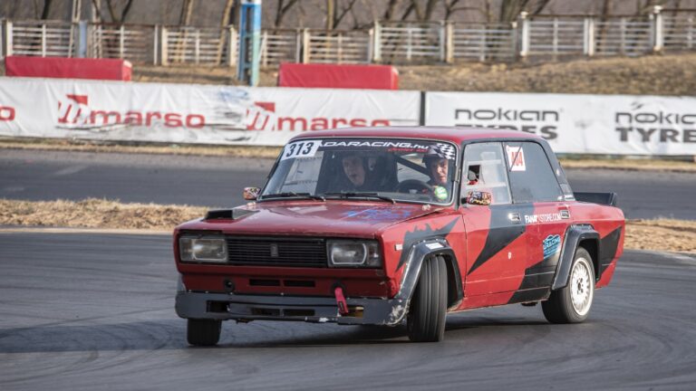 17 Lada a Metal Race-en