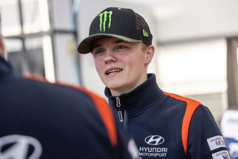 Solberg beesett, újabb komoly büntetést kapott Neuville 