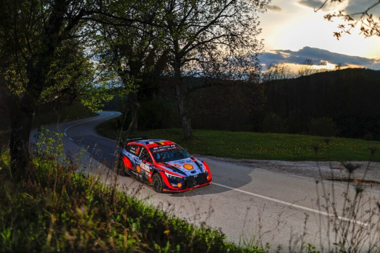 Rovanpera magabiztosan vezet, Neuville dobogón 
