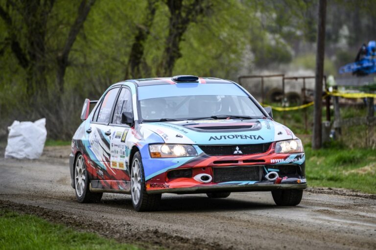 Mindenki mosolyog a PSZA Motorsportnál
