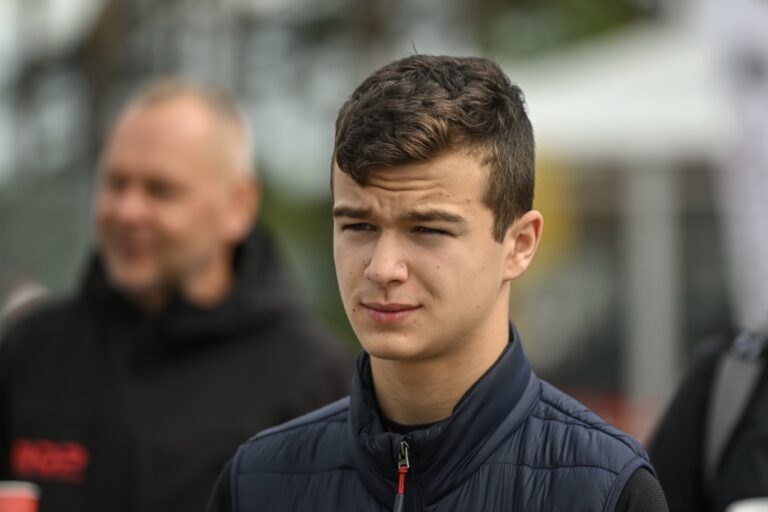 Krózser Menya visszatért