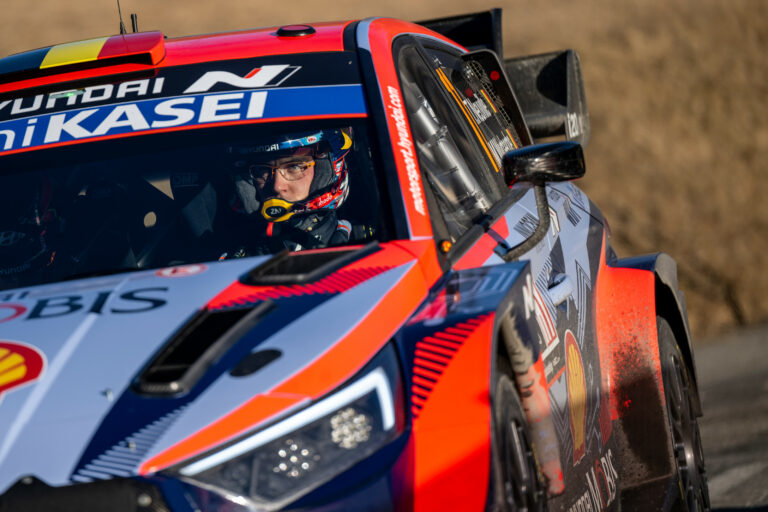 Neuville letenné névjegyét murván is a Rally1-es autóval 
