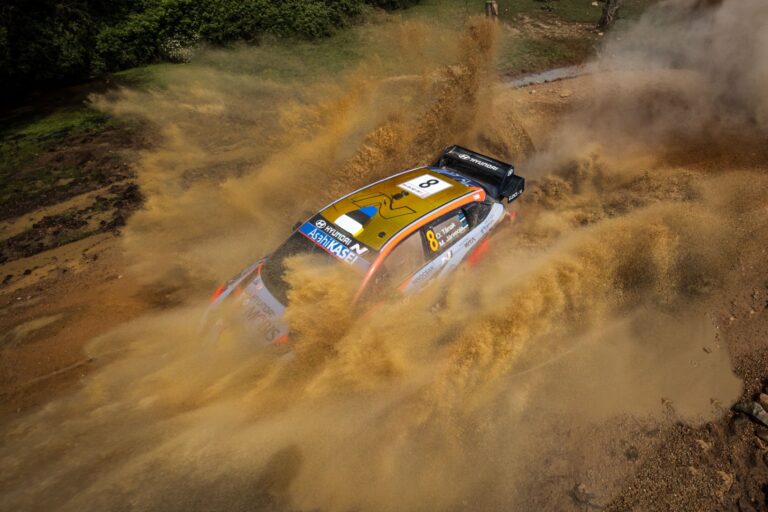 Neuville idén először esett ki, Tanak irányít