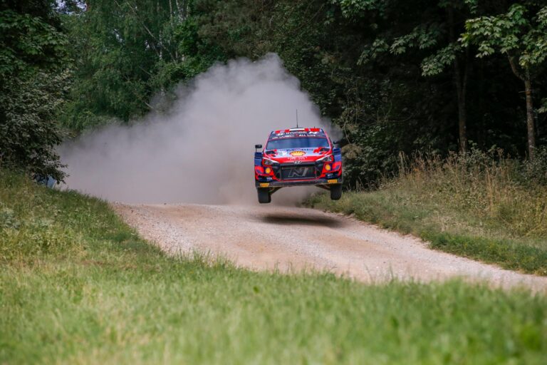 11 Rally1-es autó az Észt Rallyn 