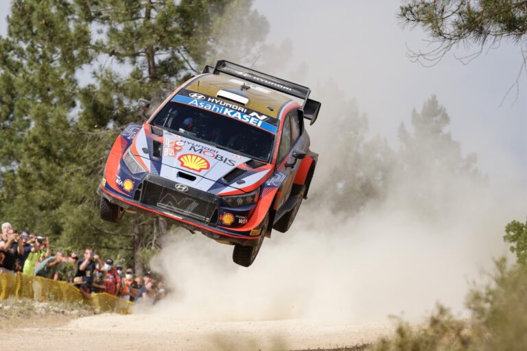 Szardínia Rally: Őrület a pályán, Tänak orra esett