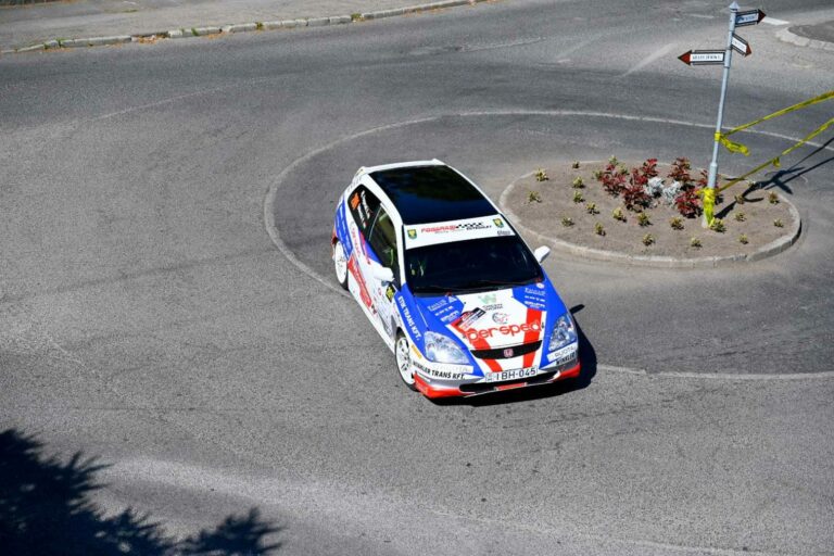 Rally2: Fogarasi vezet, Bukulya az élről esett ki 