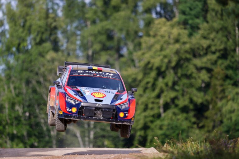 Csökkent Evans előnye, küzdenek a Hyundai versenyzői 