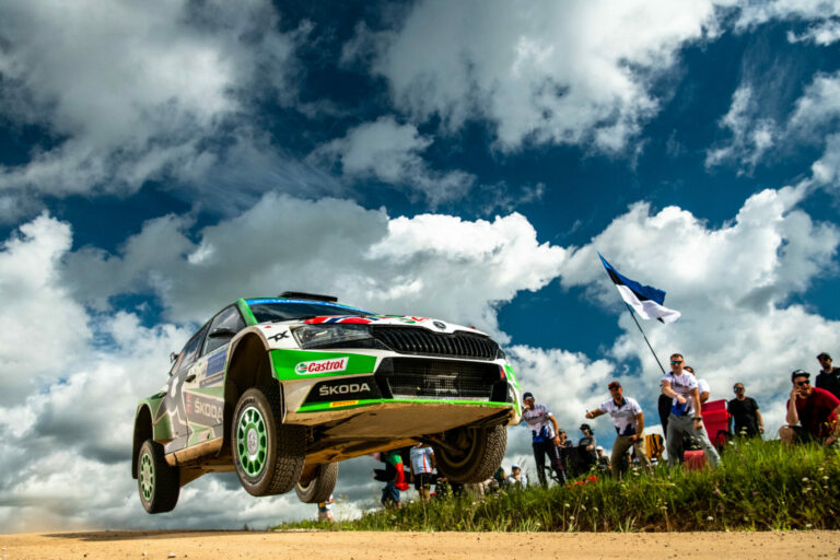 Mikkelsen szoros csatában vezet a WRC2-ben 