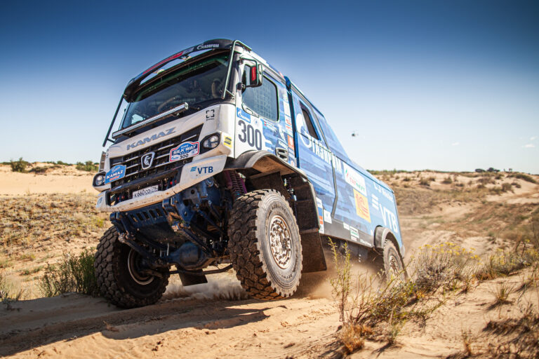 A Kamaz nyerte a Silk Way Rallyt – Mazepin kategóriagyőztes