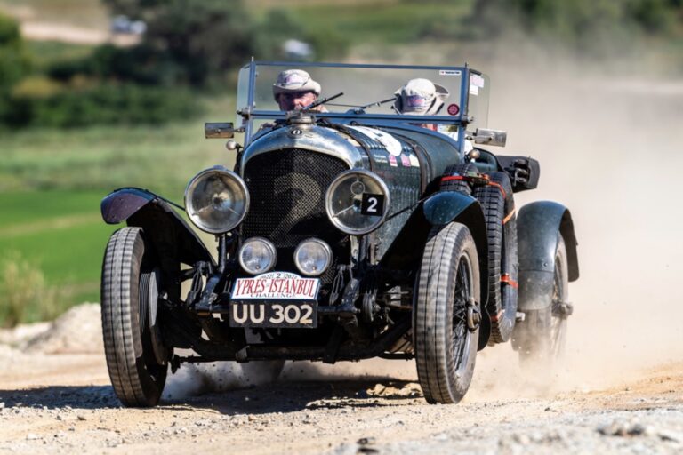 1929-es Bentley nyerte a rallyt, James Bond Kacsával indult