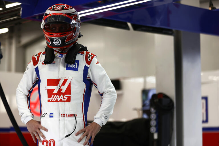 Műteni kell az F1-es pilótát, lemaradhat a legendás versenyről