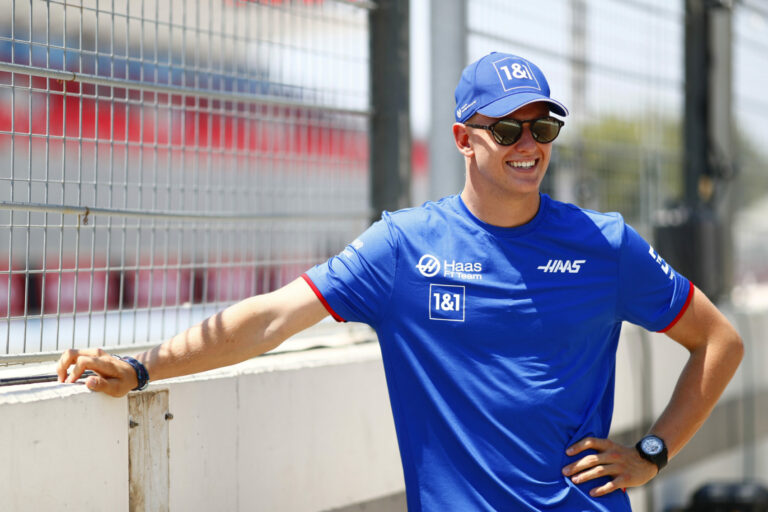 A Haas Schumacher leváltásán dolgozik?