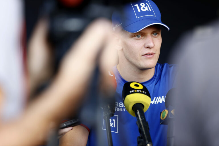 Mick Schumacher lehet a fő esélyes Alonso helyére