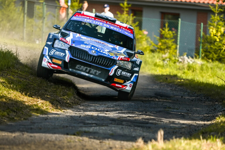 Breziknek az édesapja adott vizes gumit – vezeti a Barum Rallyt 