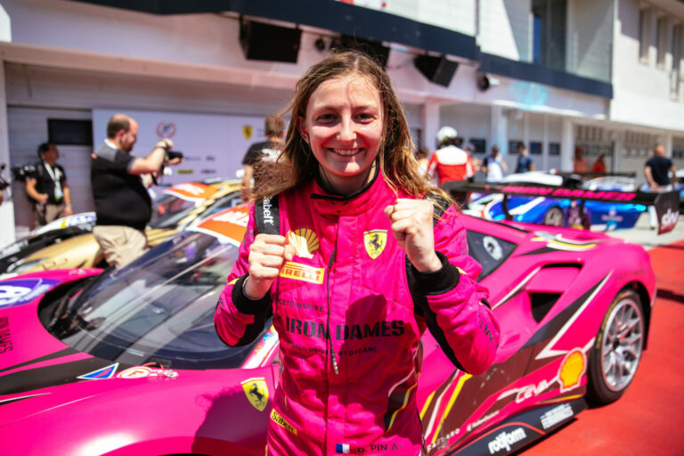 Pink Ferrarival igázza le az úrvezetőket a 18 éves francia lány