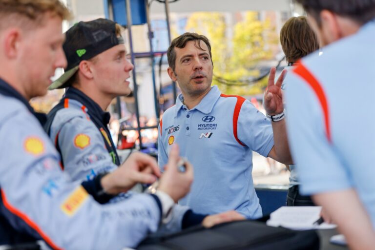 A Hyundai kiáll Moncet mellett 