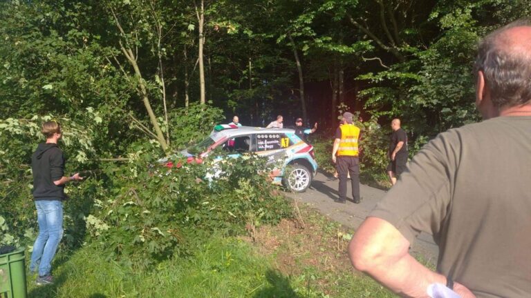 Csomós Mixi nagyot esett, Herczig Norbert 5., László Martin 9. az első nap végén