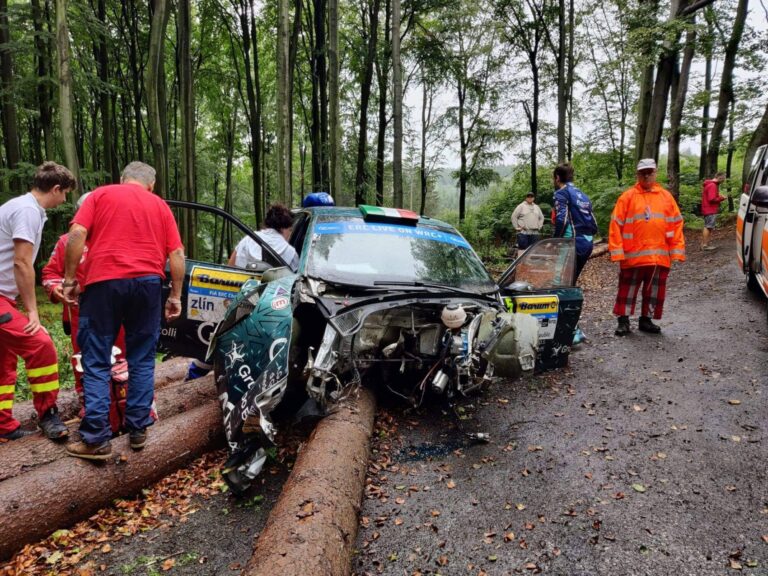 Elképesztően messze repült Battistolli autójának motorja (videó)