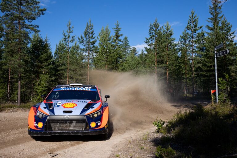 Finn Rally: Tanak óriási csatában a Toyoták előtt az első nap végén