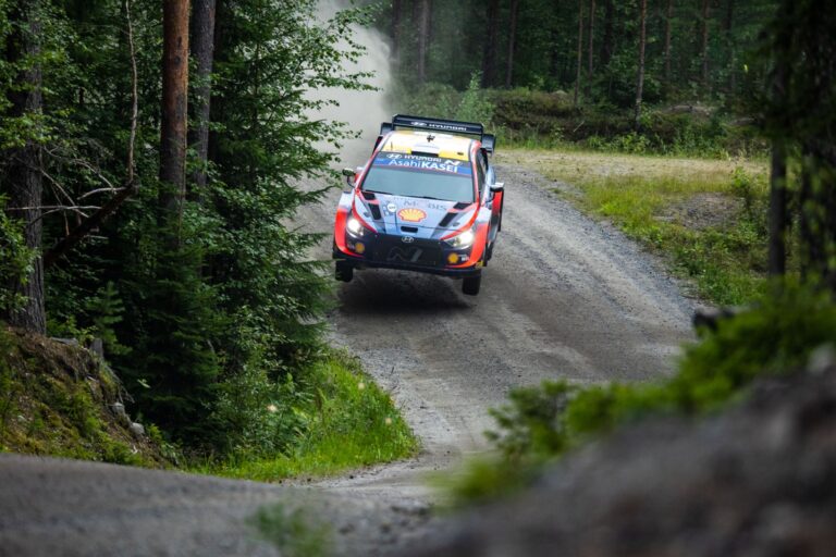 Tanak növelte előnyét, Rovanpera közelít 