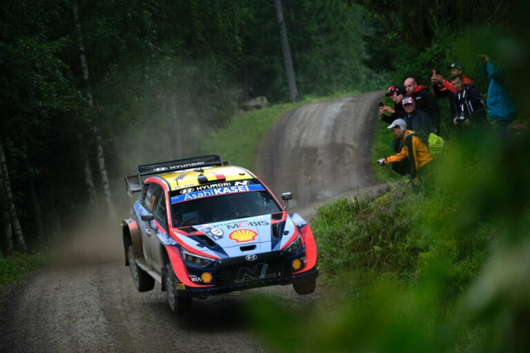 Neuville óriásit, 67 métert repült a Power Stage-en (videó)