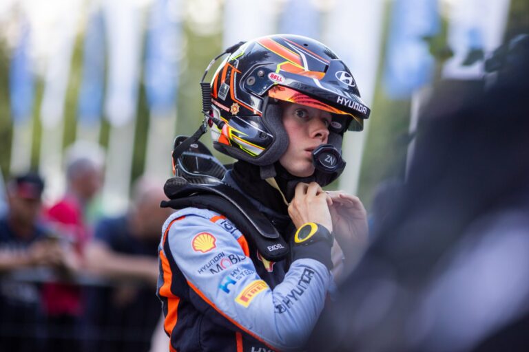 Tanak kiáll Oliver Solberg mellett