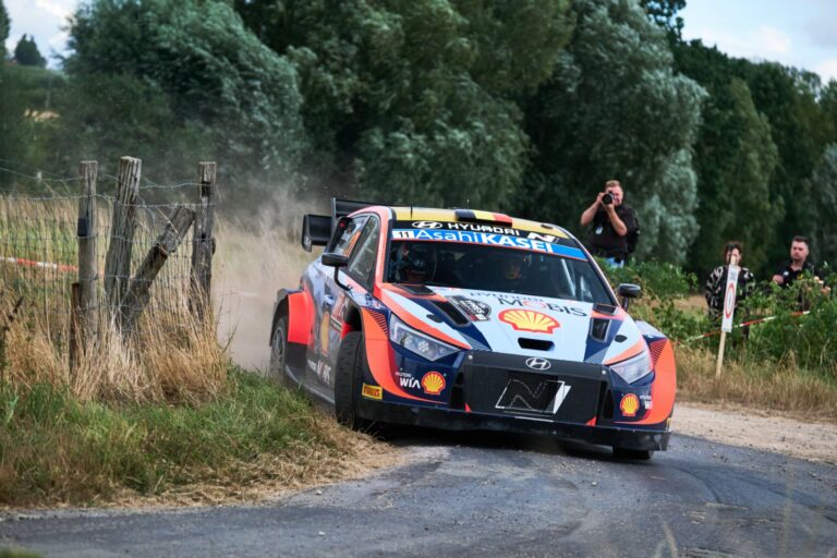 Tanak bajba került, Neuville magabiztos előnyben 