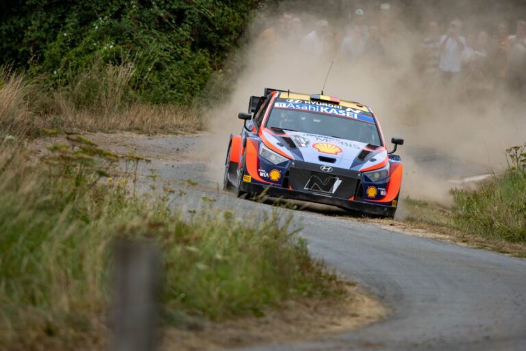 Videón Neuville árokba esése!