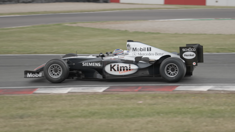 Újra életre kelt Räikkönen 2004-es McLarenje, és nem is akárki ült bele