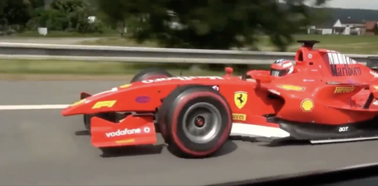 Elképesztő: GP2-es autóval száguldozott valaki a cseh autópályán (videó)