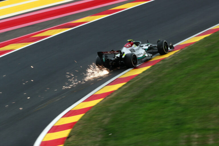 Hamilton lassú volt, de így is majdnem hatalmasat bukott (videó)