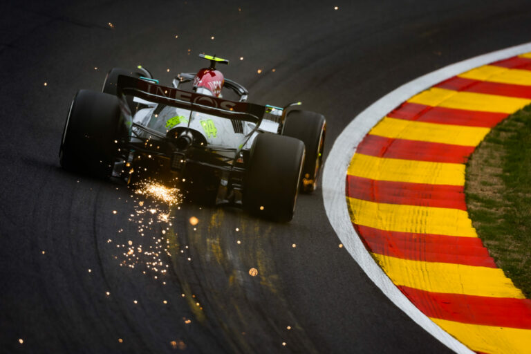 Hamiltonnak és Wolffnak is elege van az idei Mercedesből