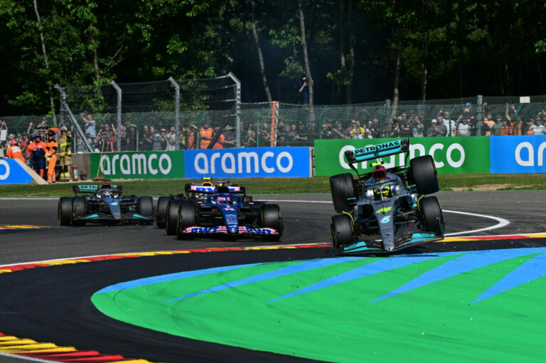 Hamilton az idiótázás után ott szúr vissza Alonsónak, ahol csak tud