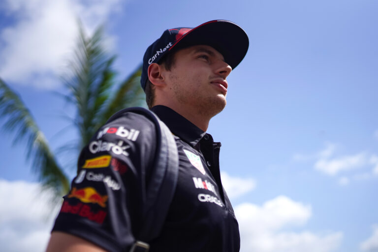 Üdvözli a feltámadó Mercedest Max Verstappen