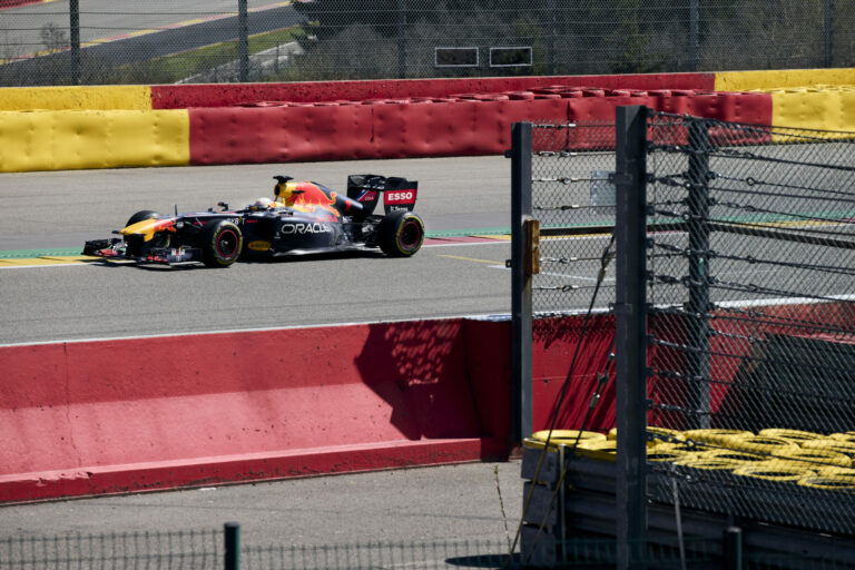 Ilyen lett az átépített spái pálya hírhedt kanyarja F1-es autóval (videó)