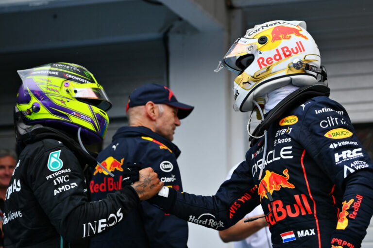 Hamilton már Verstappen megizzasztására készül, Wolffot nem érdekli a Ferrari