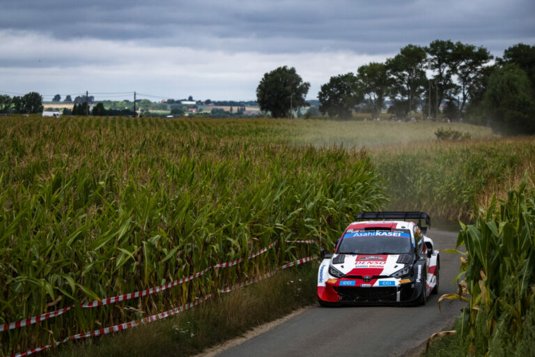 Rovanpera szakaszgyőzelemmel köszönte meg a csapat munkáját, Tanak az élen 