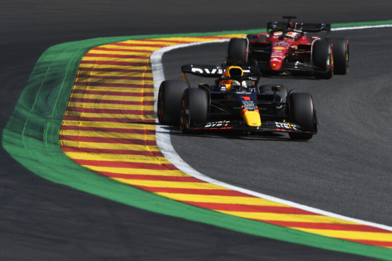 Verstappen a 14. helyről nyert, Hamilton Alonsóval ütközött Belgiumban