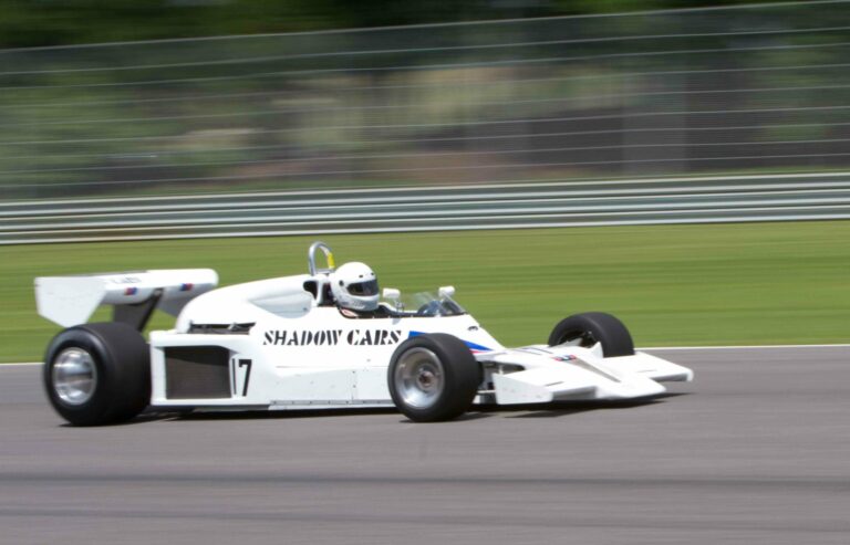 Csecsemőként erdőbe repítette egy tornádó, de túlélte, hogy később CIA-ügynökből lehessen F1-es csapatfőnök