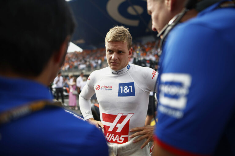 Váratlan helyről érkezhet Schumacher F1-es karrierjének megmentője