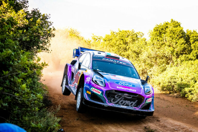 Loeb növelte előnyét, két Ford a dobogós helyeken, három a legjobb ötben