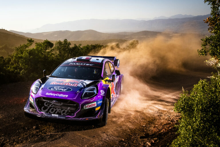 Loeb vette át a vezetést. Breen autója kigyulladt 