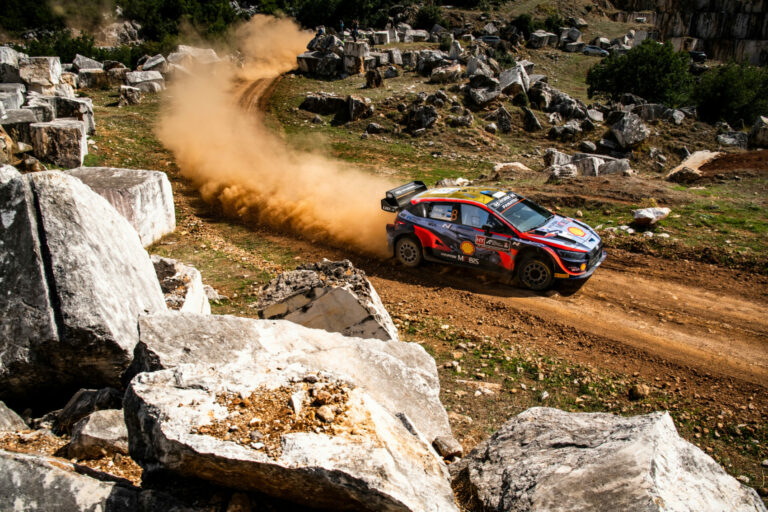 Csak Loeb tudott lépést tartani a Hyundai versenyzőivel