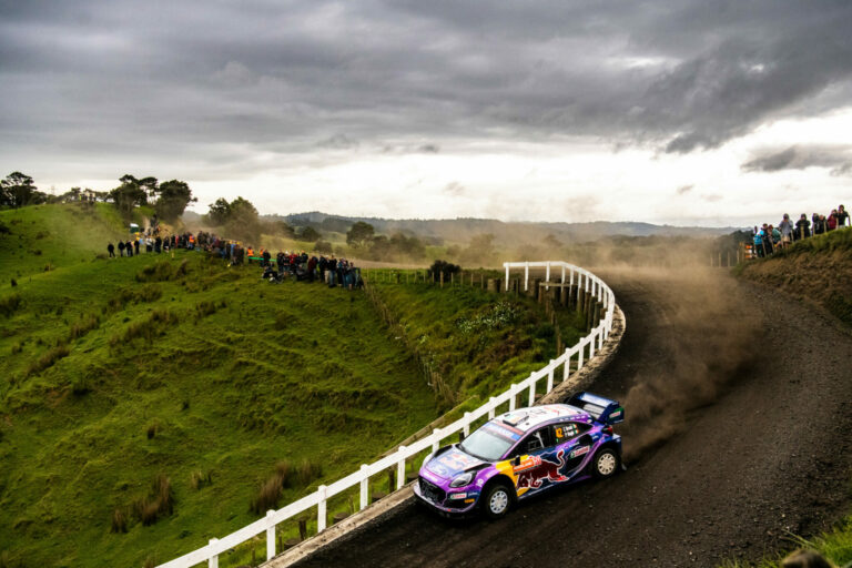 Breen ott dobta el, ahol McRae 20 éve, Ogier vezet 