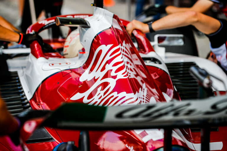 Bejelentést tett az Alfa Romeo: újabb hely kelt el a 2023-as F1-es rajtrácson