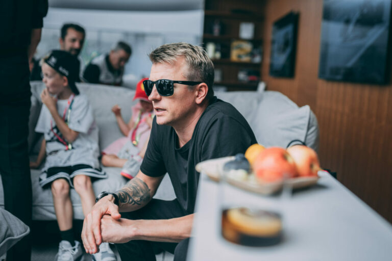 Räikkönen szétzúzta saját ajtaját, majd hajvágóval állt bosszút az őt kékre festő szerelőjén